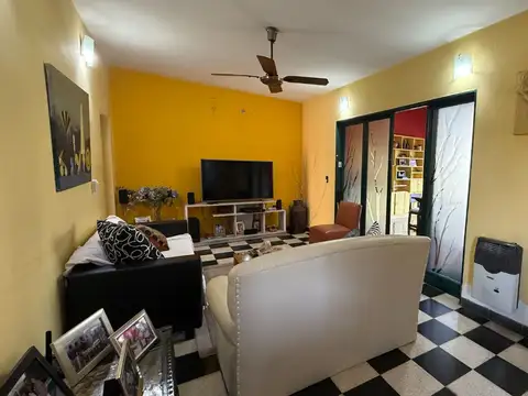 Casa 7 ambientes con 2 baños