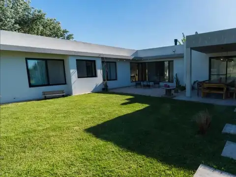 Casa 4 ambientes con 4 baños