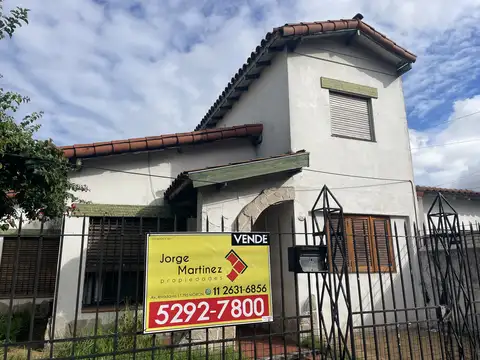 Casa chalet en lote propio 4 ambientes con excelente ubicación cerca de Plaza Oeste
