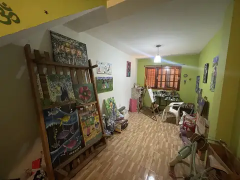 Casa chalet en lote propio 4 ambientes con excelente ubicación cerca de Plaza Oeste