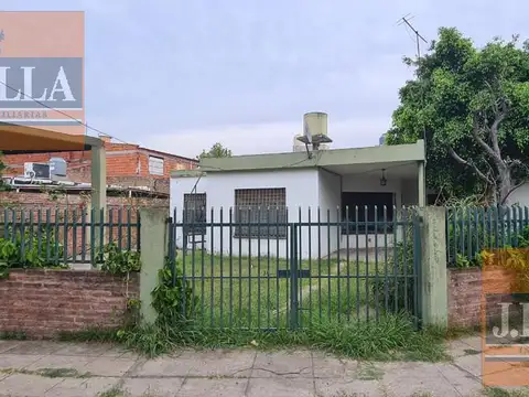 Casa 4 Amb. en esquina c/Cochera - San Justo