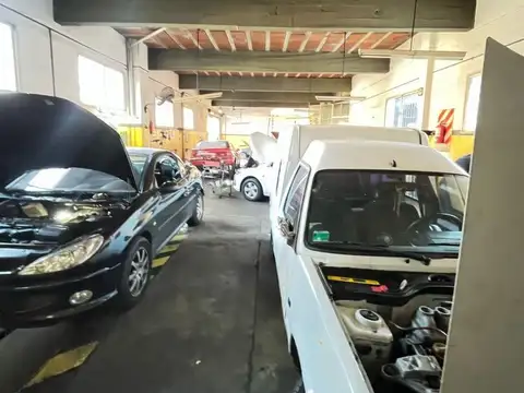 Galpon doble frente con salida a dos calles.