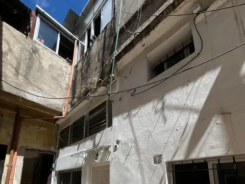 Venta. Ph 5 amb. Hipólito Yrigoyen y Solis. A reciclar