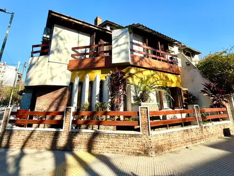 CASA LOTE PROPIO EN ESQUINA DE 205 MTS TOT, 4 AMBIENTES + ALTILLO + GARAGE Y PARRILLA, EXC. UBICACIÓN 