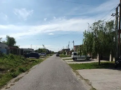 LOTE DE 8 X 32 MTS, BARRIO SANTA ANA CON SERVICIOS! GLEW