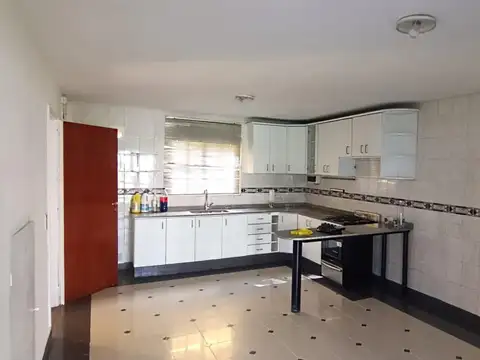 Casa 5 ambientes con 4 baños