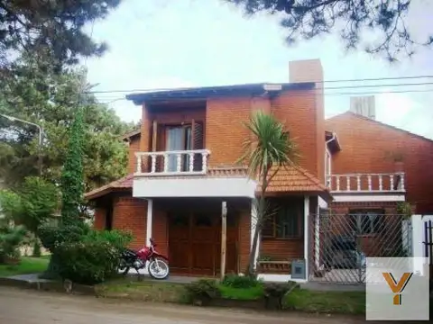 Casa en venta - 3 Dormitorios 2 Baños - Cochera - 180Mts2 - San Bernardo