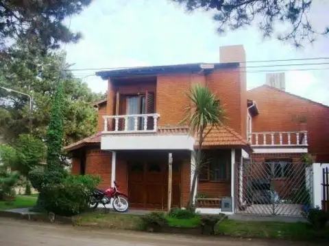 Casa en venta - 3 Dormitorios 2 Baños - Cochera - 180Mts2 - San Bernardo