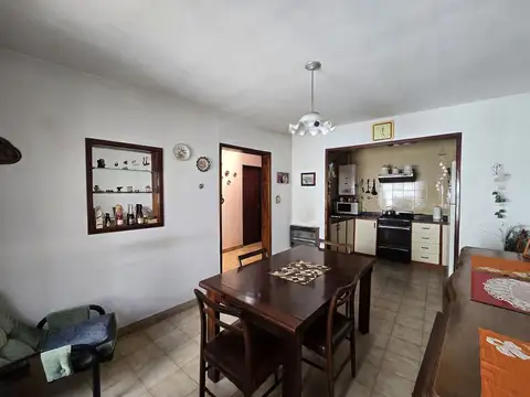 CASA 4 AMBIENTES EN VENTA EN AVELLANEDA 2 COCHERAS