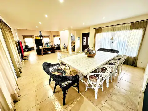 Casa 5 ambientes con 3 baños