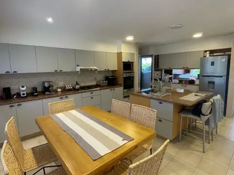 Casa 5 ambientes con 4 baños