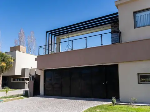 Casa en Venta con 2 cocheras