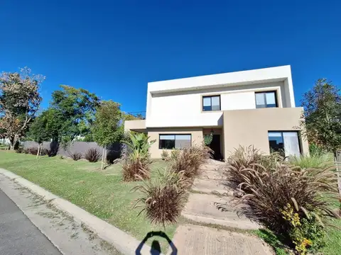 Casa en venta - 3 Dormitorios 3 Baños - Pilar del Este