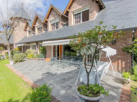 Excelente residencia de categoría, en Lomas de San Isidro