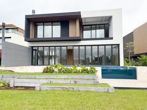 ESPECTACULAR CASA EN VENTA EN EL YACHT