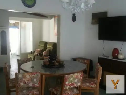 Casa 6 ambientes con 2 baños