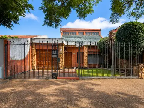 CHALET 5 AMB C/JARDÍN, PISCINA QUINCHO Y COCHERA