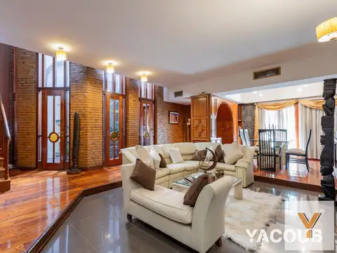 Casa en venta - 4 Dormitorios 4 Baños - Cochera - 751Mts2 - La Plata