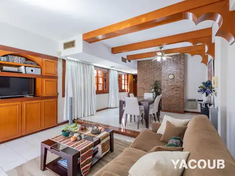 Casa en Venta con 2 cocheras
