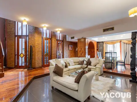 Casa en venta - 4 Dormitorios 4 Baños - Cochera - 751Mts2 - La Plata