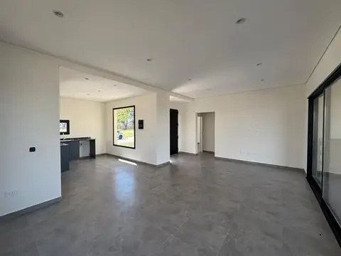 Casa 4 ambientes con 2 baños