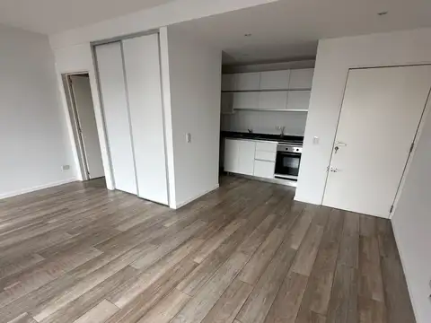 Excelente monoambiente al frente con balcón. Cocina totalmente equipada, baño completo y lavadero.