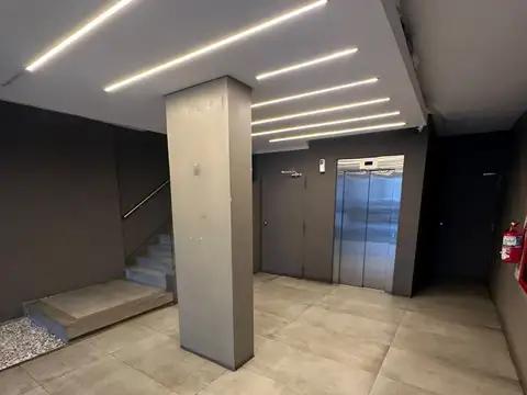 Excelente monoambiente al frente con balcón. Cocina totalmente equipada, baño completo y lavadero.