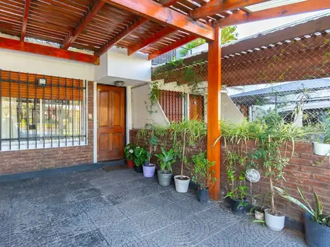 CASA EN VENTA. 4 AMBIENTES. TRIPLEX. CASEROS