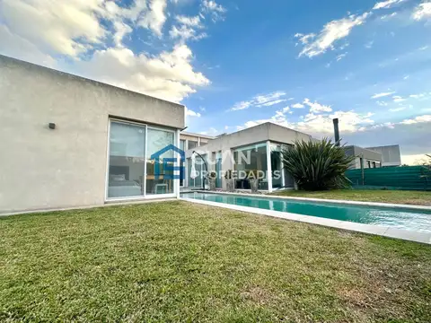 Casa 5 ambientes con 5 baños