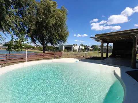 Casa con pileta en venta Pilar del Este Santa Emilia