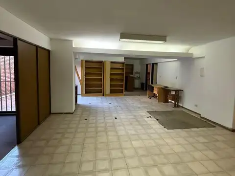 Oficina 8 ambientes con 2 baños