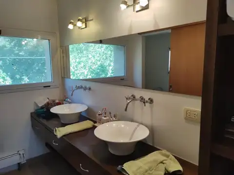 Casa en Alquiler con 2 cocheras