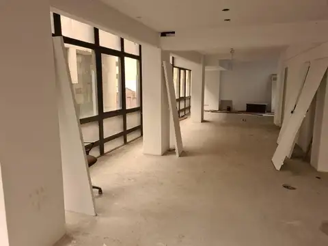 Oficina en Alquiler con 2 cocheras