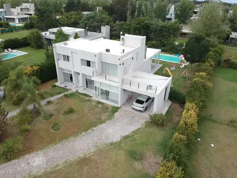 PUERTO ROLDÁN - Espectacular casa estilo minimalista - amoblada y equipada !!