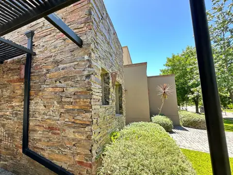 Casa 6 ambientes con 4 baños