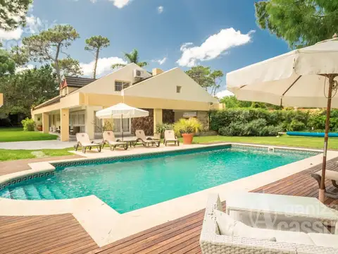 Casa- Playa Mansa 6 dormitorios 6 baños piscina