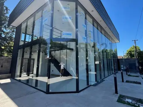 Local comercial con cochera a estrenar, en venta en Gonnet, La Plata
