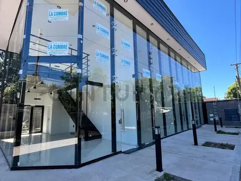 Local comercial con cochera a estrenar, en venta en Gonnet, La Plata