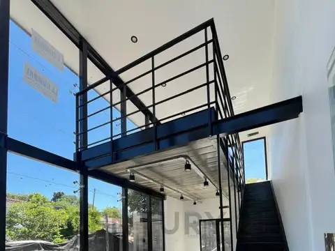 Local comercial con cochera a estrenar, en venta en Gonnet, La Plata