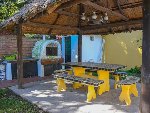 Casa 2 dorm con pileta y 800m2 de terreno