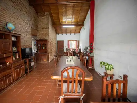 CASA 3 DORMITORIOS VENTA LA PLATA PATIO QUINCHO
