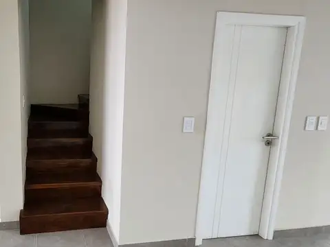 Depto Tipo Casa en Alquiler con 1 cocheras