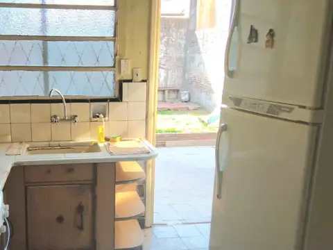 CASA EN VENTA FLORES FRENTE A LA PLAZA
