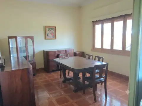 CASA EN VENTA FLORES FRENTE A LA PLAZA