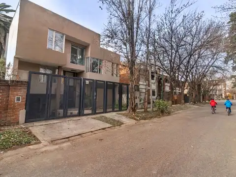 VENTA IMPORTANTE CASA-LOMAS BECCAR  B° SEMI CERRAD