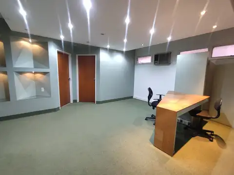 OFICINA HERMOSA CON 2 CONSULTORIOS Y RECEPCION
