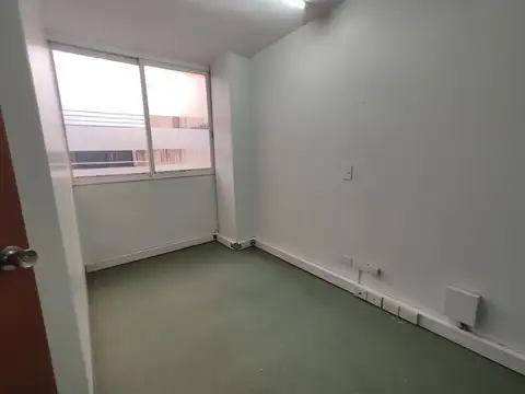 OFICINA HERMOSA CON 2 CONSULTORIOS Y RECEPCION