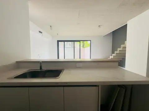 CASA VENTA TRES AMBIENTES PARQUE LELOIR COCHERA