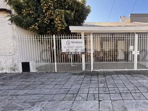 Casa de 2 ambintes con jardin, pileta y lugar de guardado