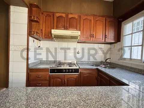 Casa de 2 ambintes con jardin, pileta y lugar de guardado